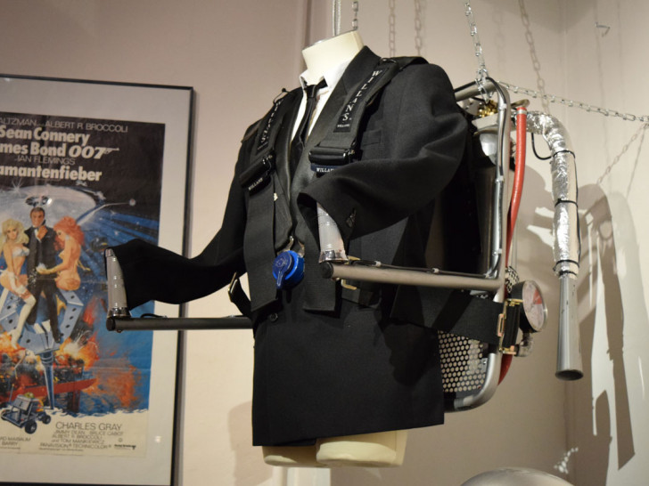 Vom Jetpack bis zur Filmklappe - die Geschichte rund um die James- Bond-Filme ist nur noch für kurze Zeit im Goslarer Museum zu erleben. Fotos: Stadt Goslar