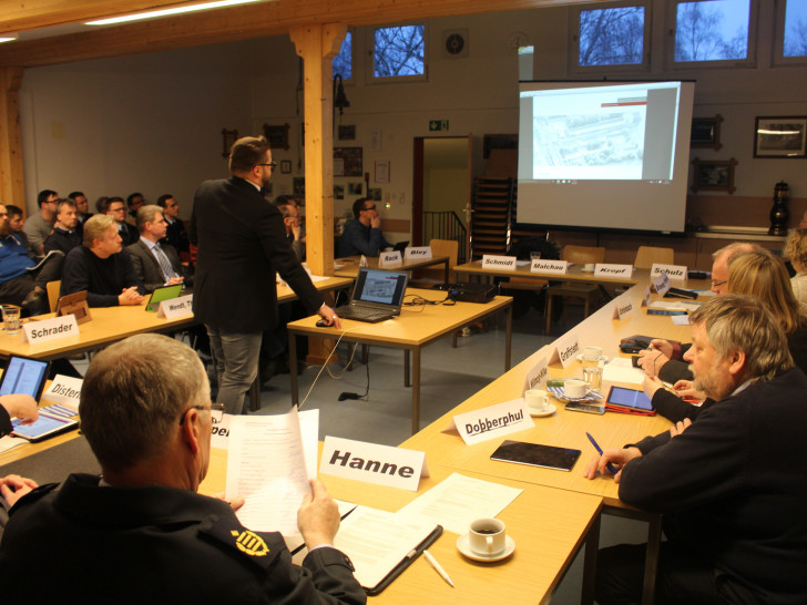 Im Feuerwehrausschuss wurden am Mittwoch die Pläne für die neue Hauptfeuerwehrwache präsentiert. Foto: Alexander Dontscheff