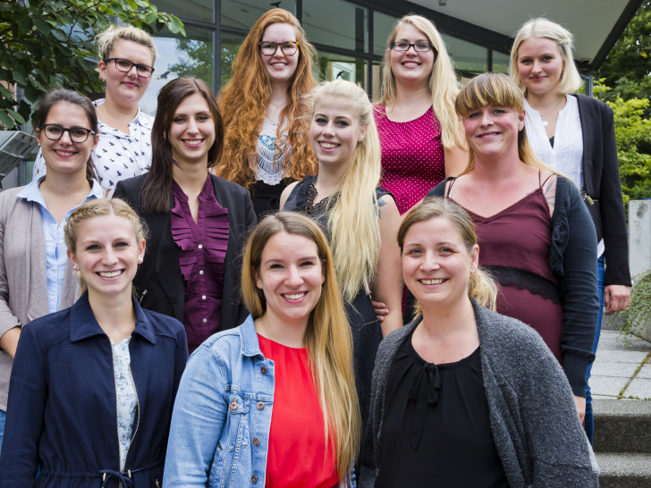 Freudig dürfen sich nun elf Absolventinnen „Hebamme“ nennen. Foto: Klinikum Braunschweig / Jörg Scheibe