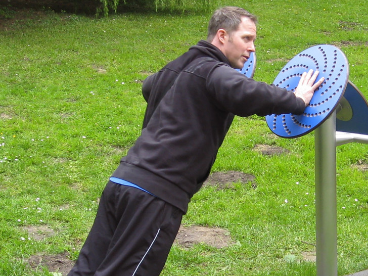 Bildunterschrift: Michael Fehst trainiert am 18. August mit Interessierten beim Treffpunkt Fitness im Generationenpark. Foto: Stadt Wolfenbüttel
 