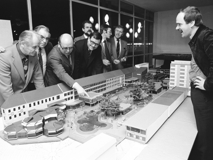 Stadtbaurat Gerhard Kern mit Kollegen am großen Modell der Fußgängerzone im Rathaus, 1978. Foto: Stadt Wolfsburg/Renate Reichelt