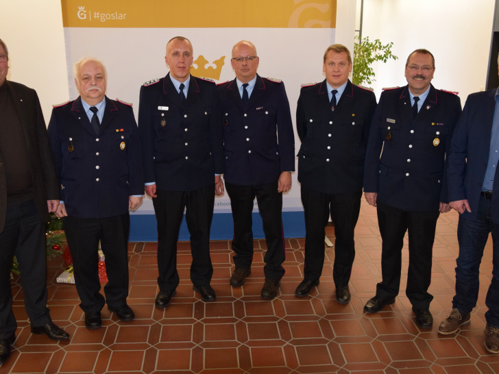 Ob Ernennung oder Verabschiedung – alle sehen zufrieden aus (von links): Burkhard Siebert, Hans-Joachim Störich, Udo Löprich, Olaf Laue, Hendrik Zimmermann, Frank Slotta und Tim Meißner, Leiter des städtischen Fachdienstes Sicherheit und Ordnung. Foto: Stadt  Goslar