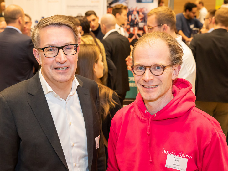 Richard Borek jr. (rechts), Initiator der Start-up-Förderung borek.digital, und Gerold Leppa, Geschäftsführer der Braunschweig Zukunft GmbH, begrüßten mehr als 100 Gäste zur 1. Start-up Con Braunschweig. 
Foto: Braunschweig Zukunft GmbH/Philipp Ziebart