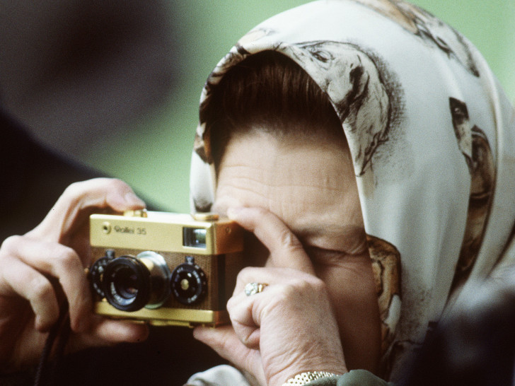 Königin Elisabeth II. fotografiert mit ihrer goldenen Rollei 35 auf der Royal Windsor Horse Show bei London, 1973. Foto: Stadt Braunschweig/ Anwar Hussein