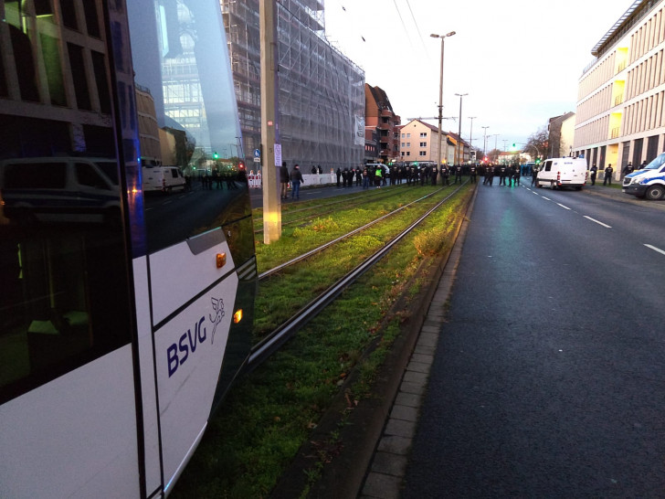 AfD-Gegner blockieren den Weg zur Halle.
Foto: Werner Heise