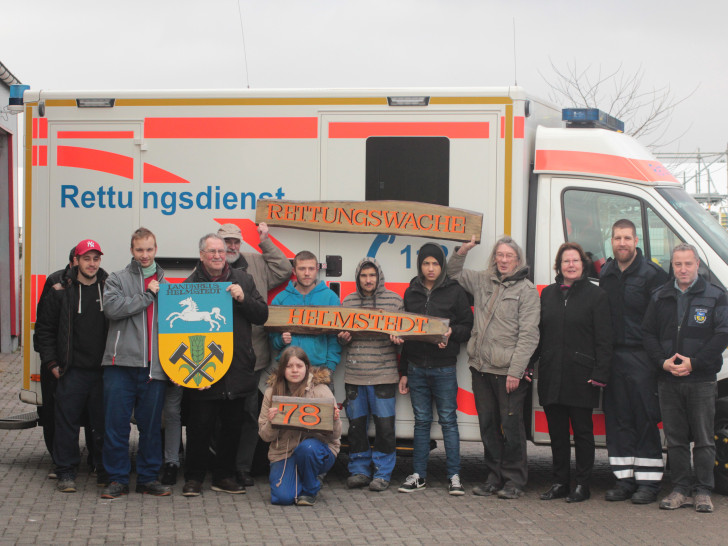 Übergabe der neuen Beschilderung für die Rettungswache Helmstedt. Foto: privat