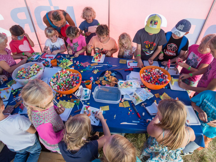 In der NDR 2 Kinderwelt kann gemeinsam gebastelt werden. Foto: Axel Herzig