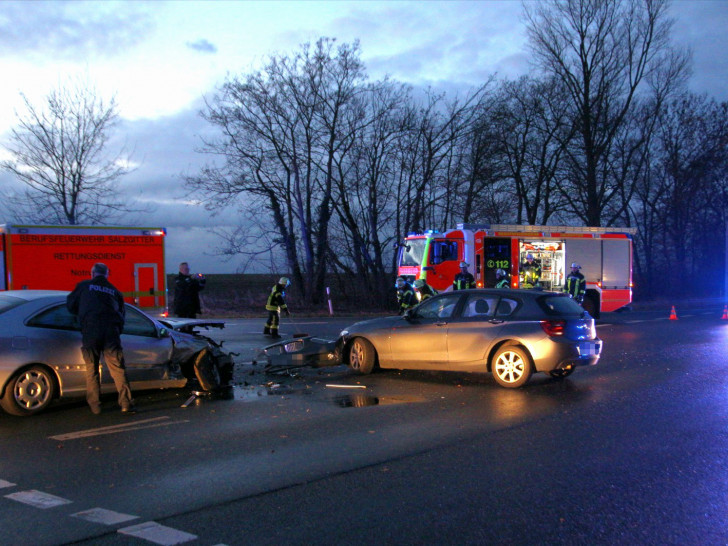 Die beiden Fahrer wurden leicht verletzt. Foto: Rudolf Karliczek