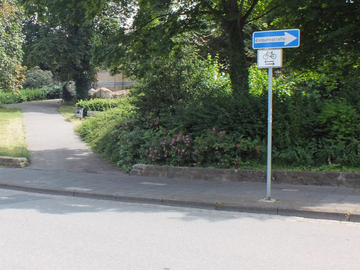 In weiteren Einbahnstraßen wie hier in der Juliusstraße wurde der gegenläufige Radverkehr zugelassen. Foto: Kreisverkehrswacht Helmstedt e.V.