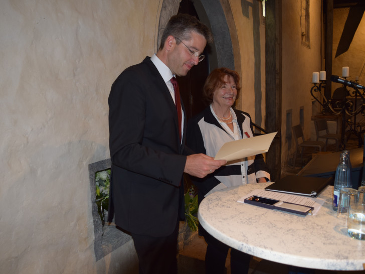 Dr. Oliver Junk verliest die Urkunde anlässlich der Auszeichnung von Frau Dagmar Grasemann. Foto: Stadt Goslar