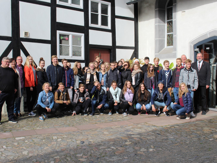 Die finnischen Austauschschüler mit ihren Gastgebern sowie Lehrern im Hof des Großen Heiligen Kreuzes. Foto: Martina Hesse