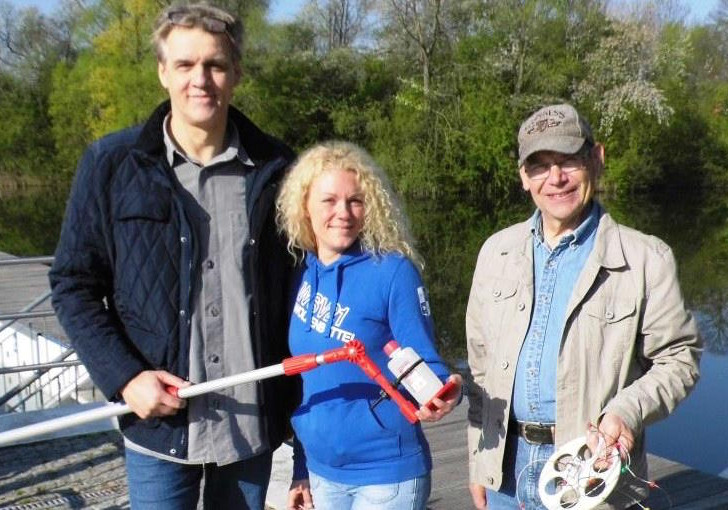 Michael Reupke vom Gesundheitsamt (l.), Schwimm-Meisterin Pia-Maren Marske und WSV-Badwart Manfred Fiebig bei der Wasserkontrolle. Foto: Andreas Meißler.