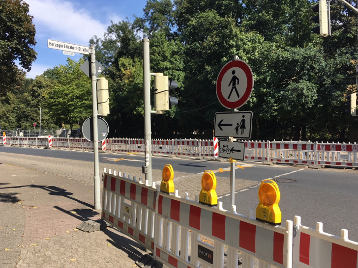 Die Bauarbeiten auf der Herzogin-Elisabeth-Straße stehen derzeit still. Foto: Alexander Dontscheff