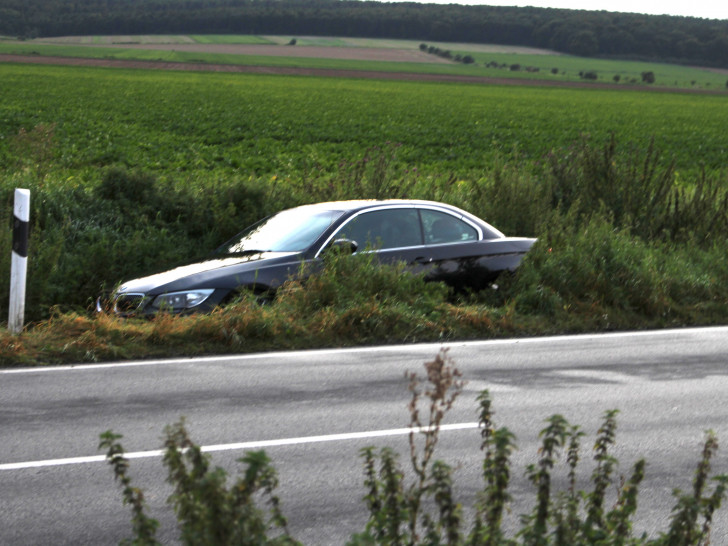 Fahrer und Fahrzeug blieben offenbar unversehrt. Foto: Alexander Dontscheff