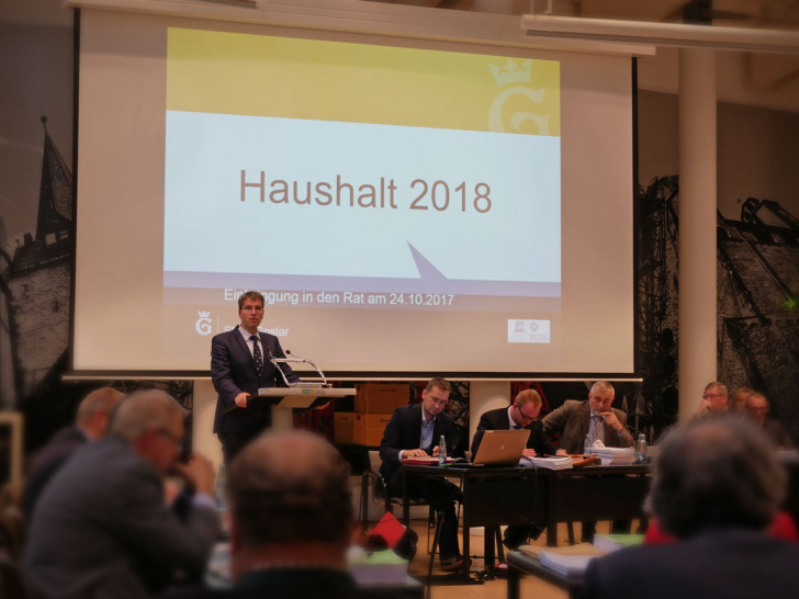 Junk kommentiert auf der Ratssitzung den Haushalt 2018. Foto: Alexander Panknin