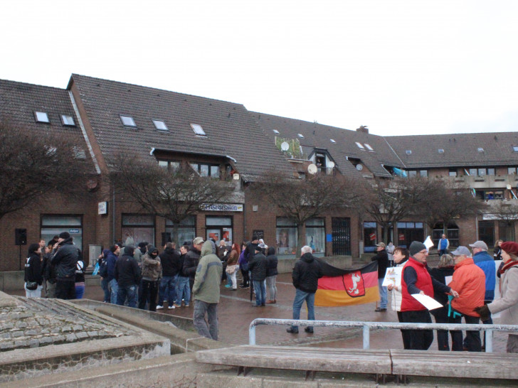  Die für den heutigen Sonntag angekündigten Kundgebungen der Gruppe "Goslar wehrt sich" und dem "Goslarer Bündnis gegen Rechts"auf dem Vienenburger Marktplatz verliefen ohne größere Zwischenfälle. Foto: Anke Donner 
