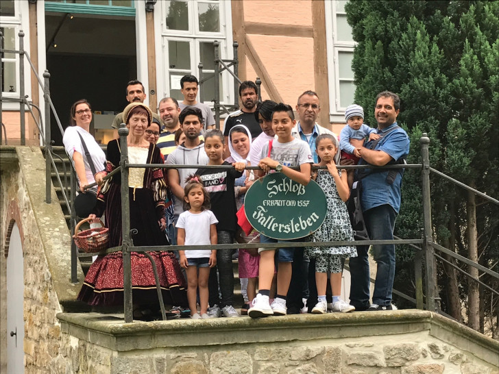 Mit einem Besuch im Schloss Fallersleben ging die Informationsreihe  „Wir in Deutschland – Teegespräche“ für die Bewohner der Flüchtlingsunterkunft in Detmerode zu Ende. Foto: Stadt Wolfsburg