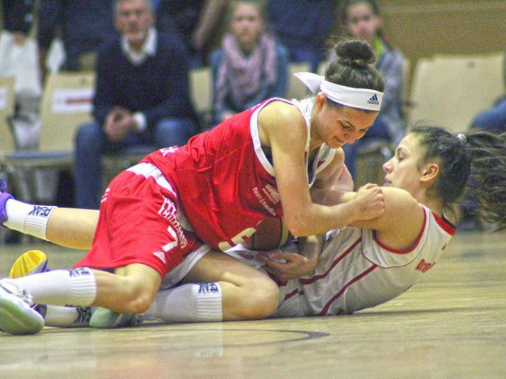 Kampf um den Ball: Aneliya Draganova steuerte zwölf wichtige Zähler bei. Foto: Rayk Maschauer/Archiv
