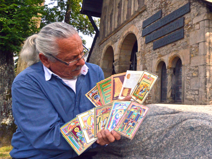 Reinhard Skwarra vom Museumsverein Goslar zeigt die zehn Karten der Motiv-Postkarten-Serie aus der Kaiserbibel, dem „Codex Caesareus“. Foto: Museumsverein Goslar