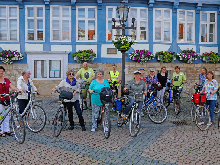 Die Arbeitsgruppe „frauenORT Henriette Breymann“ nutzt auch in diesem Jahr wieder das STADTRADELN, um das Wirken Breymanns Interessierten näher zu bringen. Die Fahrradtour am Freitag, 3. Juni 2016, begann am Rathaus. Foto: Stadt Wolfenbüttel
