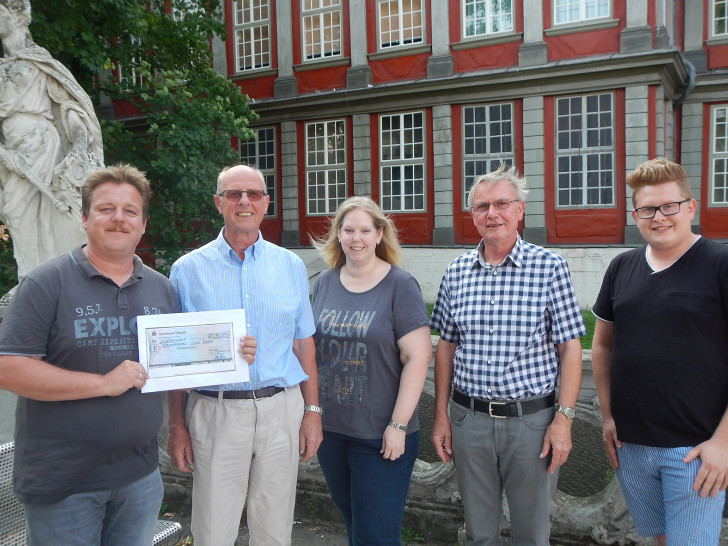 Thomas Kübler (l.), Melanie Kübler und Christoph Hintze von der Cheerleading-Abteilung des MTV Wolfenbüttel überreichten Axel Gummert (2. v. r.) und Manfred Ammon den Spendenscheck. Foto: Stadt Wolfenbüttel