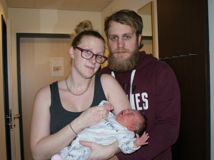 Neujahrsbaby Eva Globisch mit ihren Eltern Anna-Carina Globisch und Marvin Lyssy. Fotos: Helios Klinikum