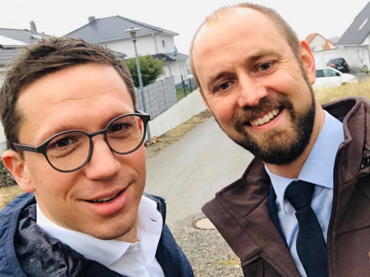 Der Bundestagsabgeordnete Falko Mohrs und der Schöninger Bürgermeisterkandidat Malte Schneider bei Haustürbesuchen in Schöningen. Foto: SPD