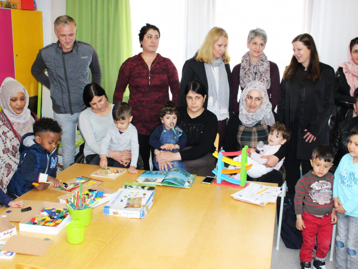 Stolz präsentieren die Kinder zusammen mit ihren Eltern und den Verantwortlichen die neuen Kinderräume in der Flüchtlingsunterkunft Hafenstraße. Fotos: Sandra Zecchino