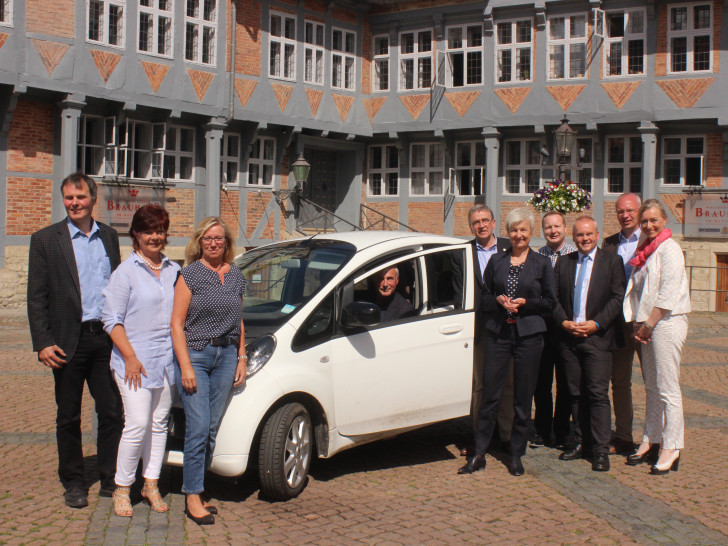 Vertreter der Kommunen im Landkreis Wolfenbüttel haben heute ein Eckpunktepapier zur Förderung der E-Mobilität im Landkreis Wolfenbüttel unterzeichnet. Fotos: Anke Donner 
