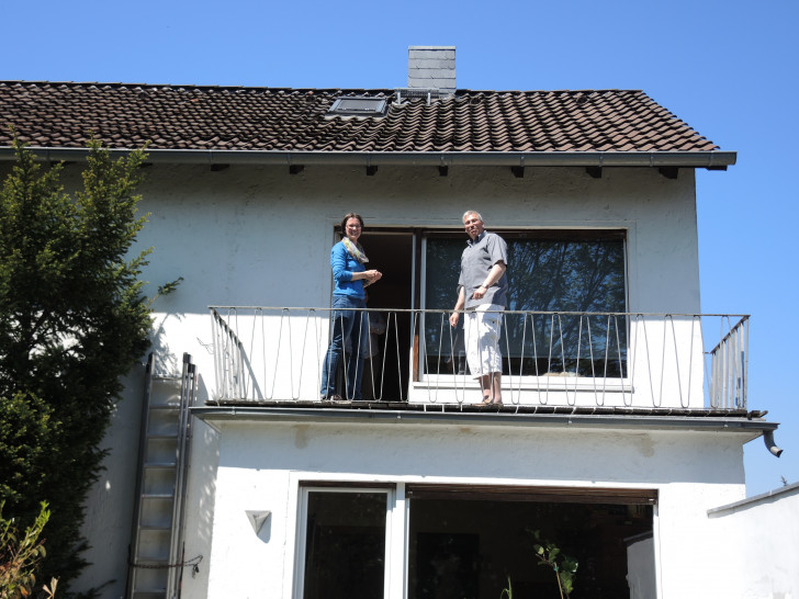 Sylke Adam vom Landkreis Wolfenbüttel und Wolfgang Diener bei der Besichtigung der Dachfläche. Foto: Landkreis Wolfenbüttel
