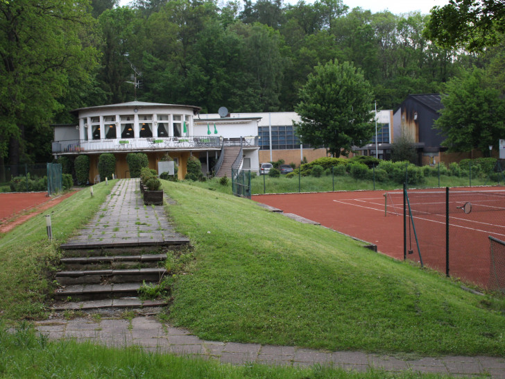 Auf dem Gelände des jetzige "Tennisclub Wolfsburg" sollen Wohnhäuser und eine Kita entstehen. Foto: Julian Bergmeier 