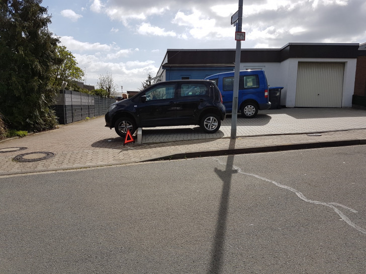 Der Seat Mii wurde auf einem Parkplatz der Straße Goldregenweg gerammt. Foto: Polizei Wolfsburg