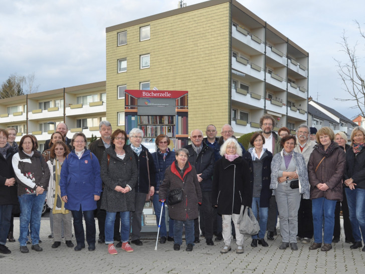 Die Teilnehmer am Dankeschön-Abend des Stadtteilnetzwerkes Nordost vor der Bücherzelle in der Danziger Straße. Foto: Stadtteilnetzwerk Nordost