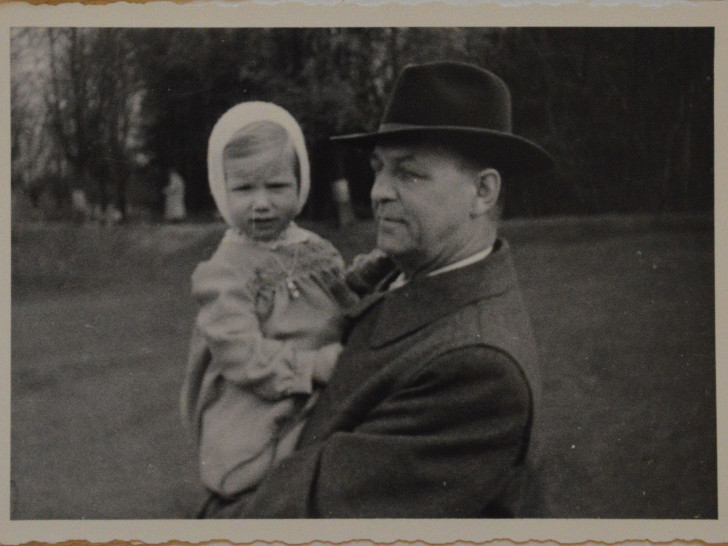 Sabine Pinkepank mit ihrem Großvater Henry Pinkepank, 1952. Foto: Privatbesitz Sabine Pinkepank.