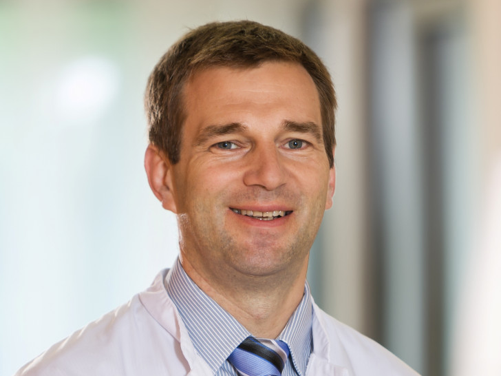 Dr. Hinrich Köhler, Chefarzt der Chirurgischen Klinik und Leiter des Adipositaszentrums, als Top-Mediziner für Adipositas-Chirurgie ausgezeichnet. Foto: HEH