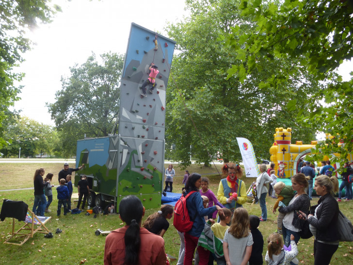 Der Abenteuer-Kletterturm ist nur eine der Attraktionen beim Spielefest zum Weltkindertag. Foto: Stadt Wolfsburg