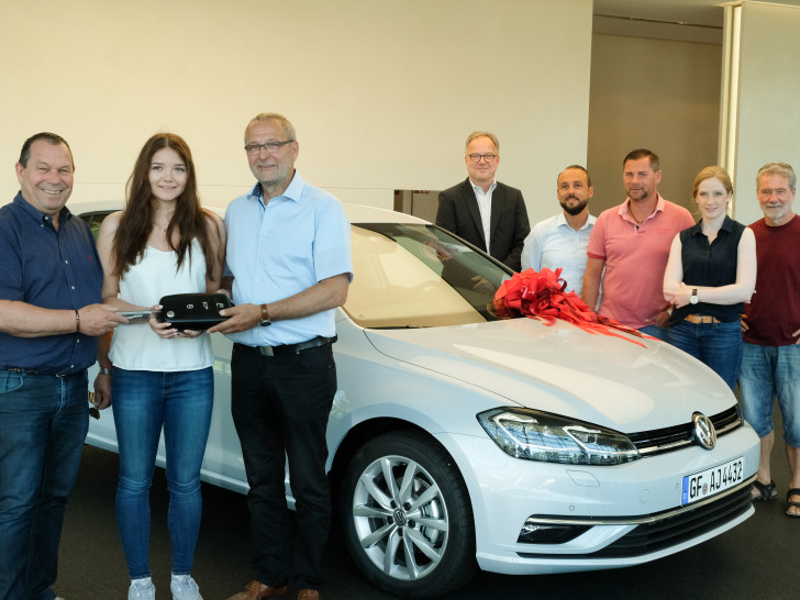 Glücklich nimmt die tochter ihren neuen VW-Golf in Empfang. Foto: IG Metall Wolfsburg