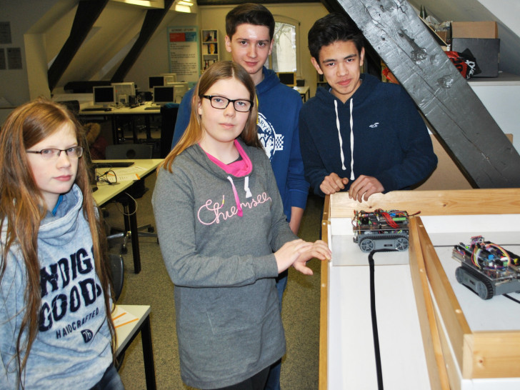 Lisa, Amelie, Philipp und Sven Ole mit ihren Robotern im Informatikraum (v. li.). Foto: CJD Braunschweig