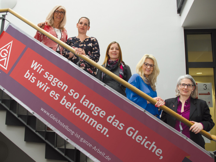 Bildunterschrift: v.l.n.r.: Martina Witkowski (Betriebrätin VW Braunschweig), Katja Voges (Betriebrätin VW Braunschweig), Sophie Guillouet (Betriebsratsvorstizende Braunschweiger Flammenfilter), Vesna Miseljic (Betriebrätin VW Financial Services AG) und Angelica Schieder (Gewerkschaftssekretärin IG Metall Braunschweig).
Foto: Peter Frank, d&d.