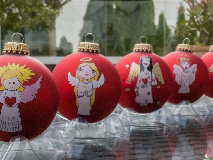 Mit Weihnachtsschmuck gutes tun? Die Weihnachtskugel des Lions Club, mit Bildern des Künstlers Jörg Döring, kann genau das. Foto: Lions Club
