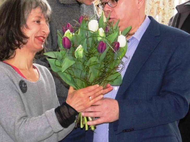 Einen Blumenstrauß als Frühlingsbote erhielt Sonngard Marcks von Andreas Meißler. Foto: Privat