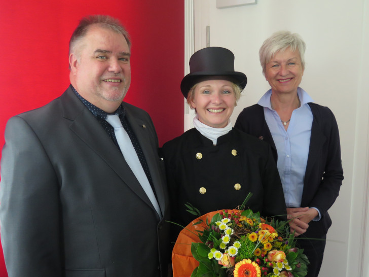 Frank Dornemann, Vertreter der Schornsteinfeger-Innung Braunschweig (links) und Landrätin Christiana Steinbrügge (rechts) gratulierten Schornsteinfegermeisterin Sonja Engler zur Verlängerung der Bevollmächtigung. Foto: Landkreis Wolfenbüttel