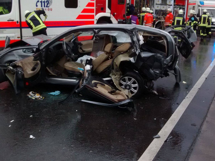 Verkehrsunfall auf der A 39. Fotos: Freiwillige Feuerwehr Cremlingen