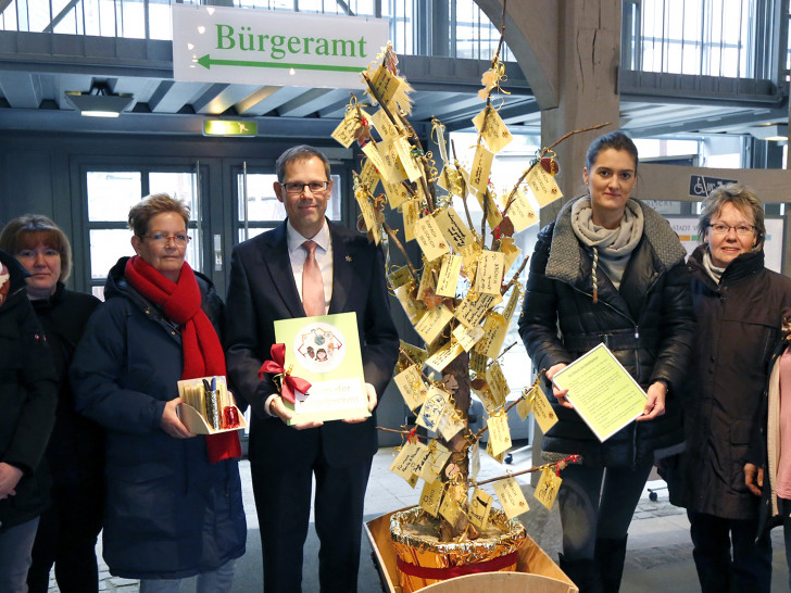 Erster Stadtrat Knut Foraita nahm den Baum von den Vertreterinnen des Kinder- und Familienzentrums entgegen. Foto: Stadt Wolfenbüttel 