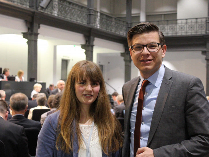Elisa El Nahawi hat an der Seite von Björn Försterling drei Tage lang Einblicke in den Landtag gewonnen. Foto: Privat/Christina Balder
