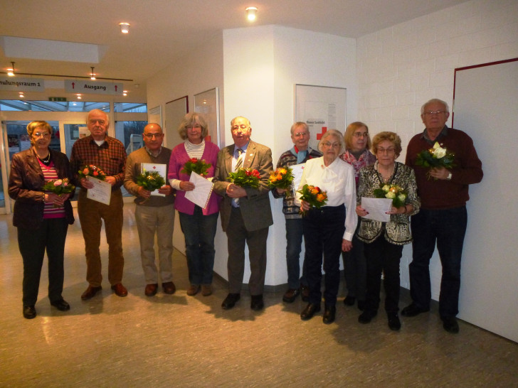 Die Stellvertretende Präsidentin Heidegret Schipplick (dritte von rechts) mit den geehrten Mitgliedern. Fotos: Timo Pischke\DRK Kreisverband Goslar
