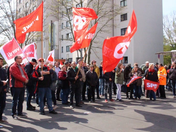 Gut 250 Menschen waren zu der Maikundgebung des DGB gekommen. Foto: Frederick Becker