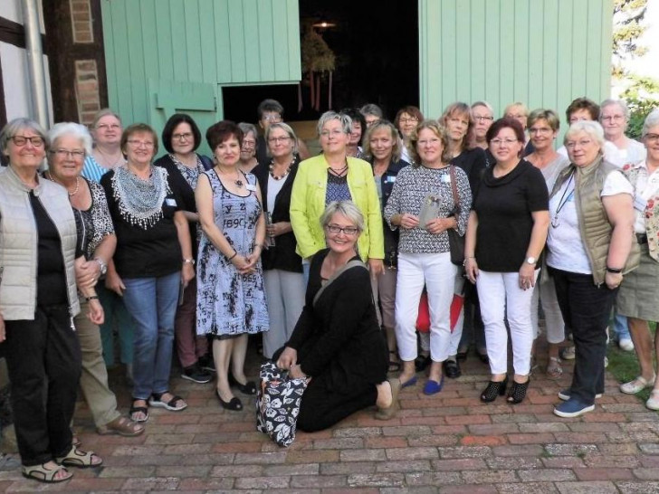 Die UnternehmenFrauen im Handwerk und das Team vom Gärtnermuseum versammelten gemeinschaftlich und gut gelaunt zum Auftakt. Fotos: Andreas Meißler