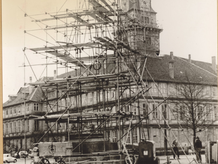 Stadtführung durch Wolfenbüttel. Hier: Denkmal auf dem Schlossplatz wird umgebaut und versetzt 1959 Foto: Museum Schloss Wolfenbüttel