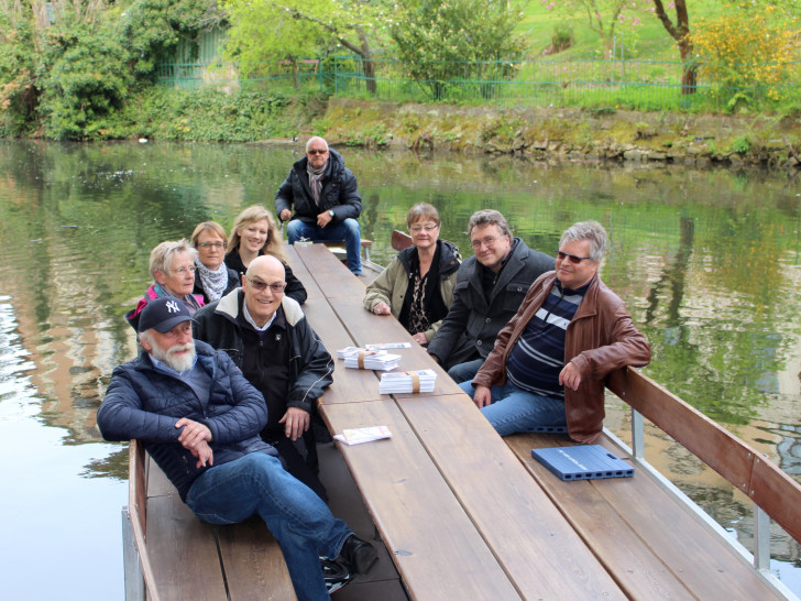 Die diesjährigen Autoren von "Mord auf der Oker" (es fehlt Hardy Crueger) mit Vertretern des Stadtmarketings und Bootsführer. Fotos: Alexander Dontscheff
